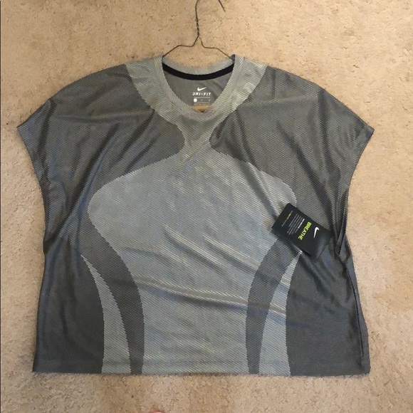 Nike women’s top - Picture 3 of 4